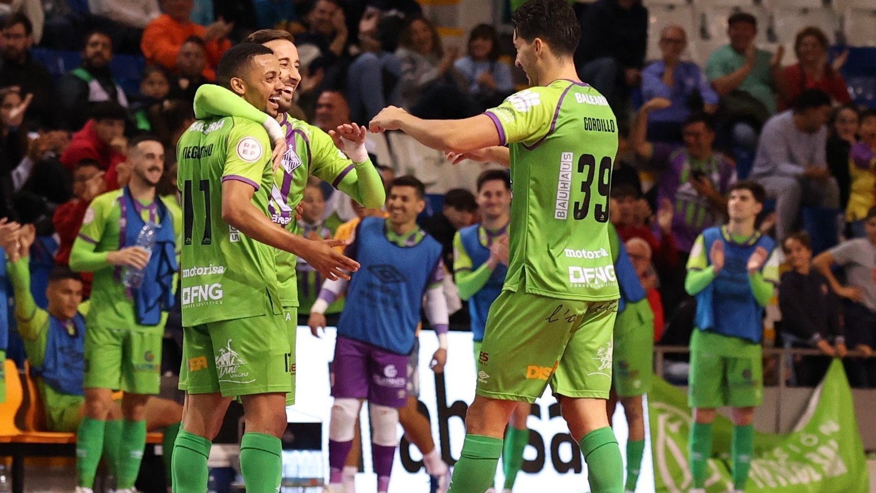 Los jugadores celebran un gol.