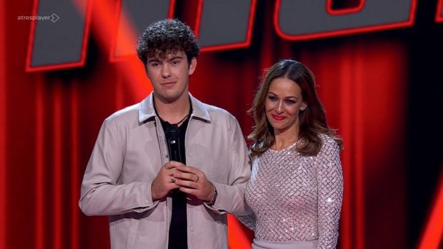 Lucas, concursante de La Voz, junto a Eva González (Atresmedia).