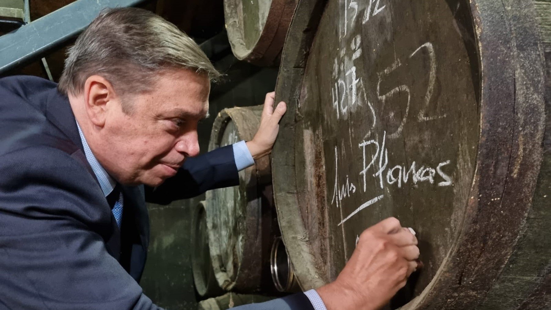 Luis Planas, ministro de Agricultura, en una bodega.