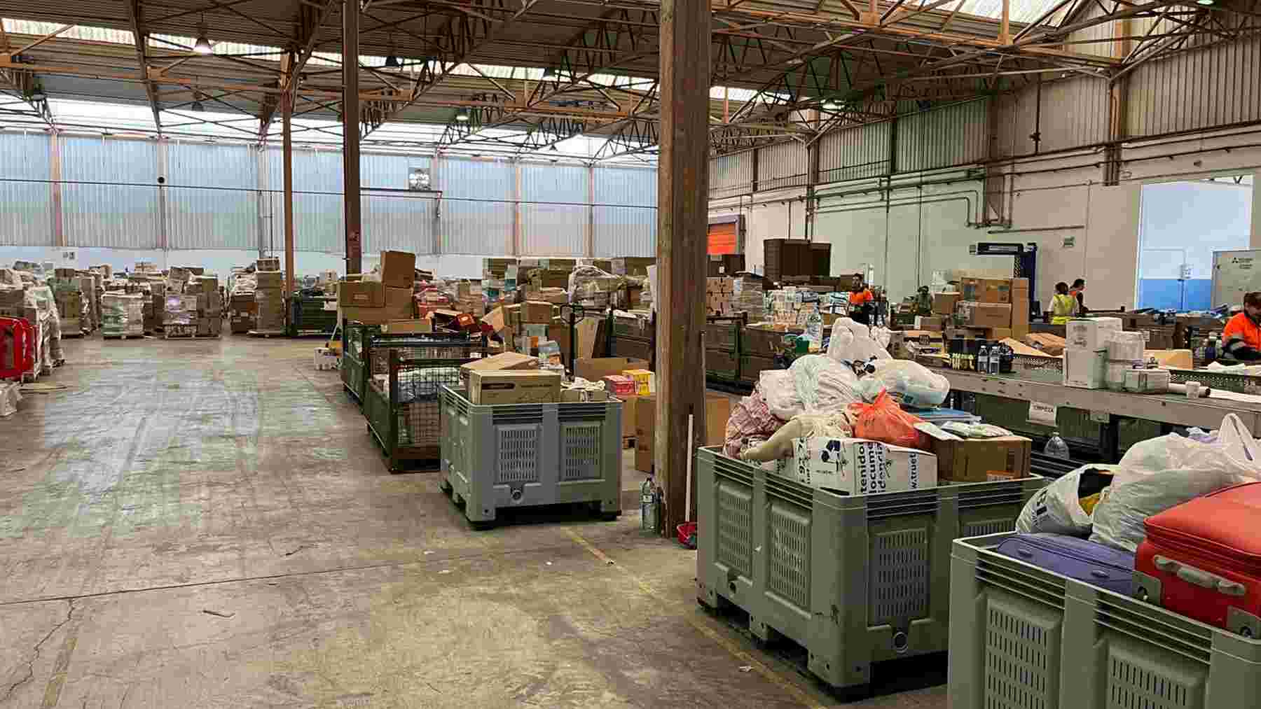 Interior de la nave de Mercadona puesta a disposición de la Conselleria de Servicios Sociales para la canalización de donaciones.