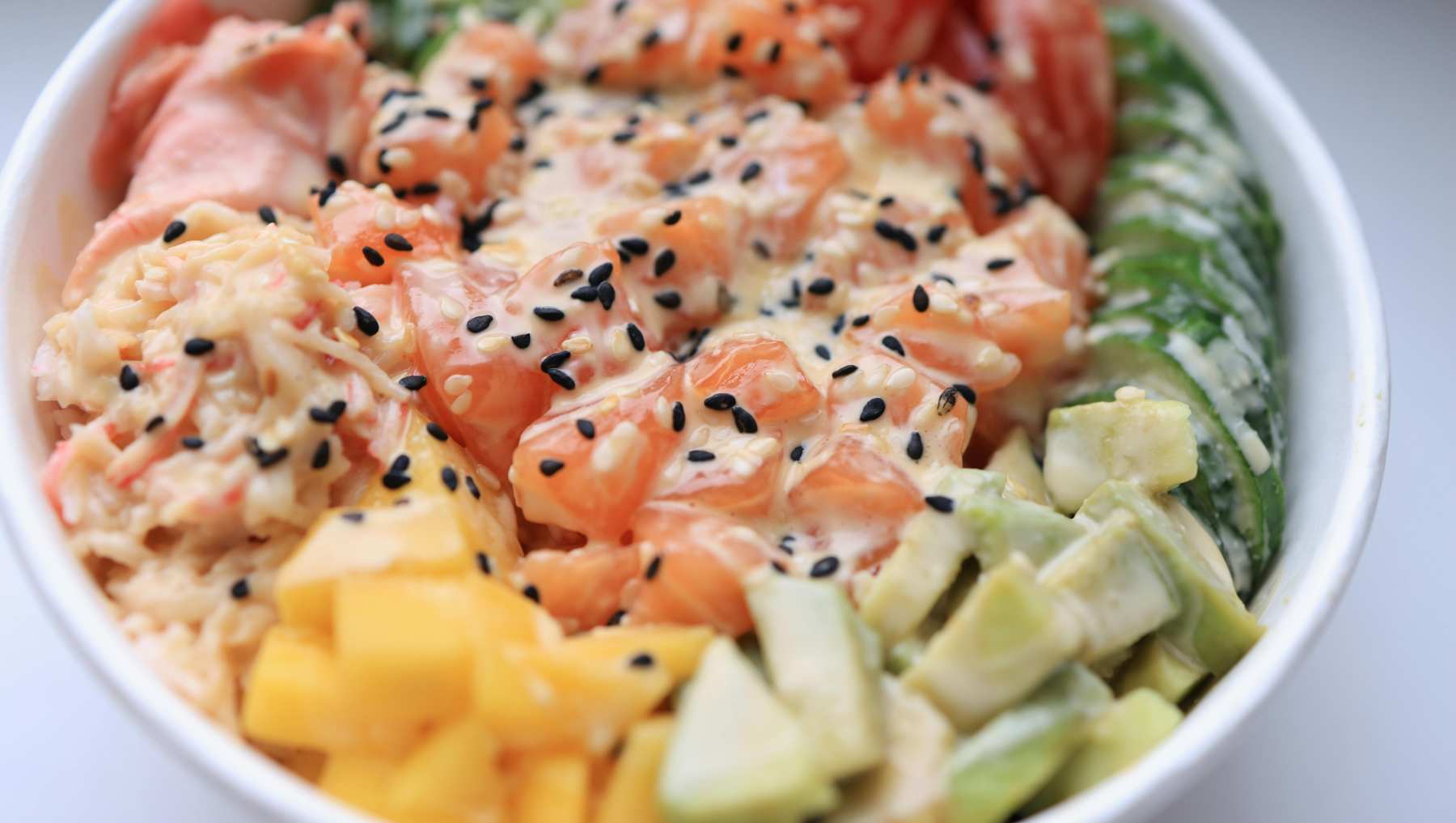 Poke bowl de salmón.