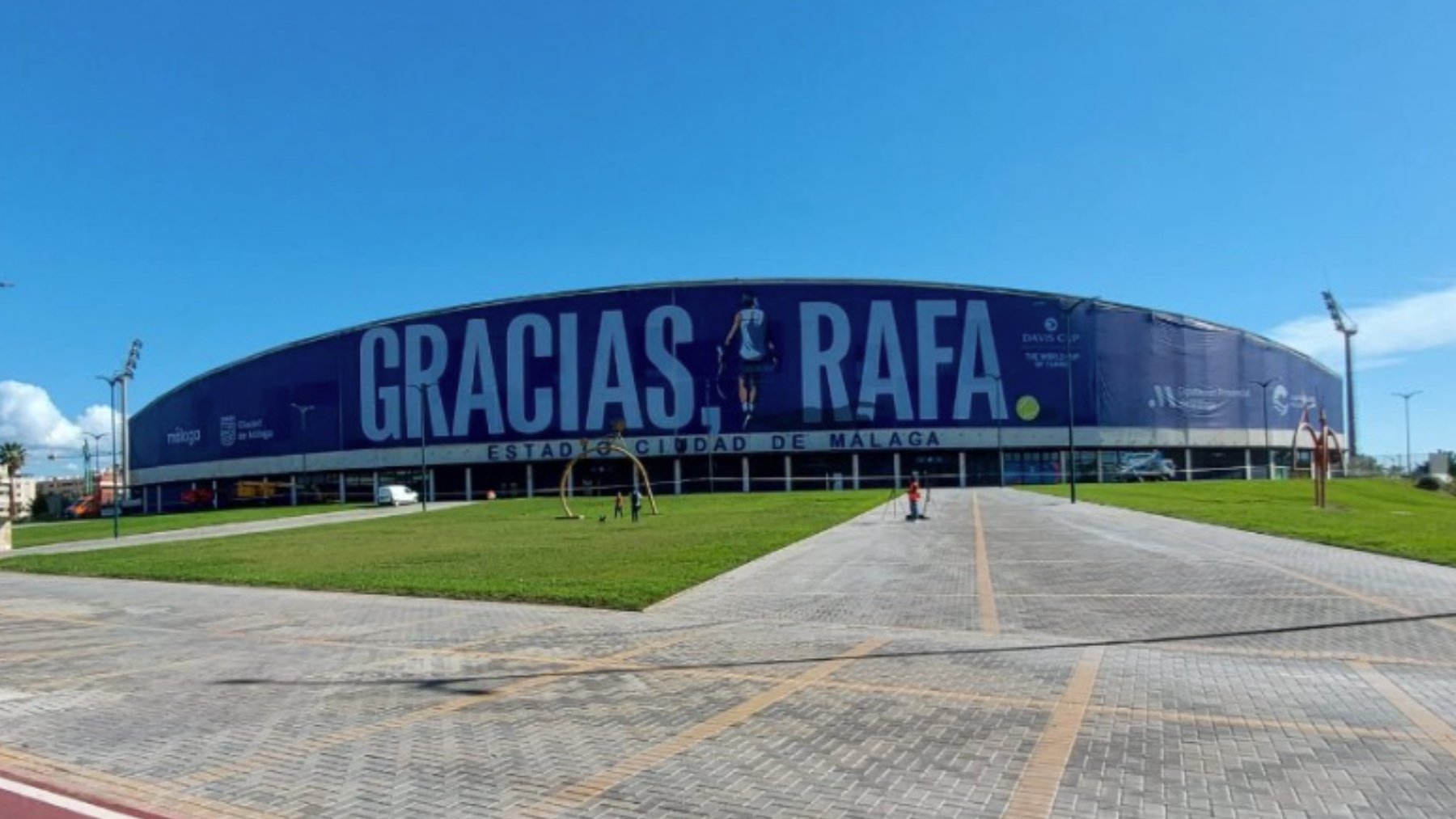 La pancarta gigante desplegada en los alrededores del pabellón Martín Carpena.