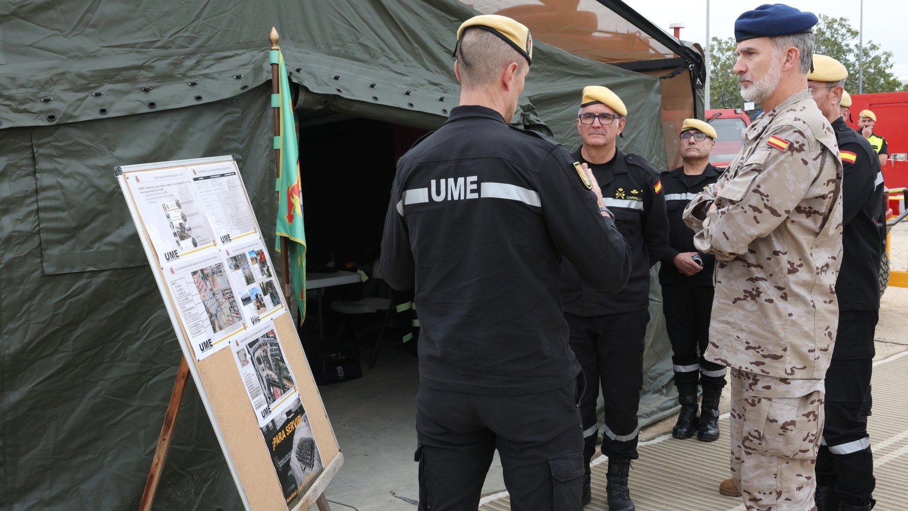 El Rey Felipe VI visita el puesto de la UME en Valencia. (Foto: EP)