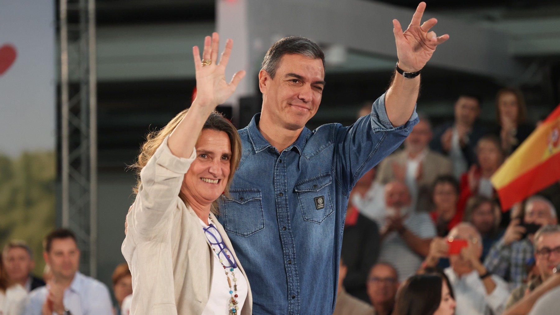 Teresa Ribera con Pedro Sánchez. (Foto: EP)