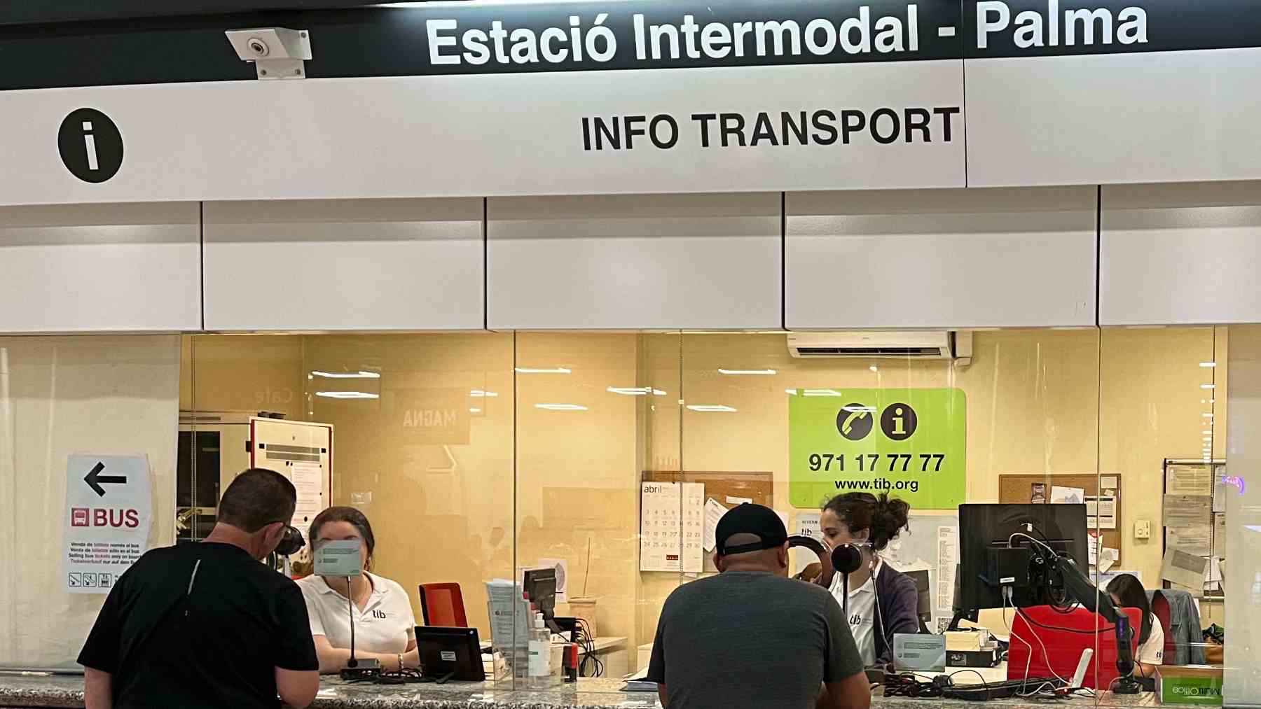 Usuarios del transporte público en la Estación Intermodal de Palma.