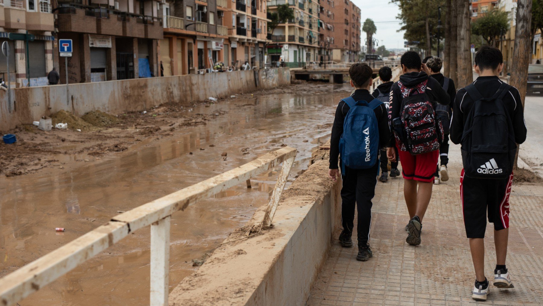 Varios niños pasean por Aldaya. (Foto: Ep)