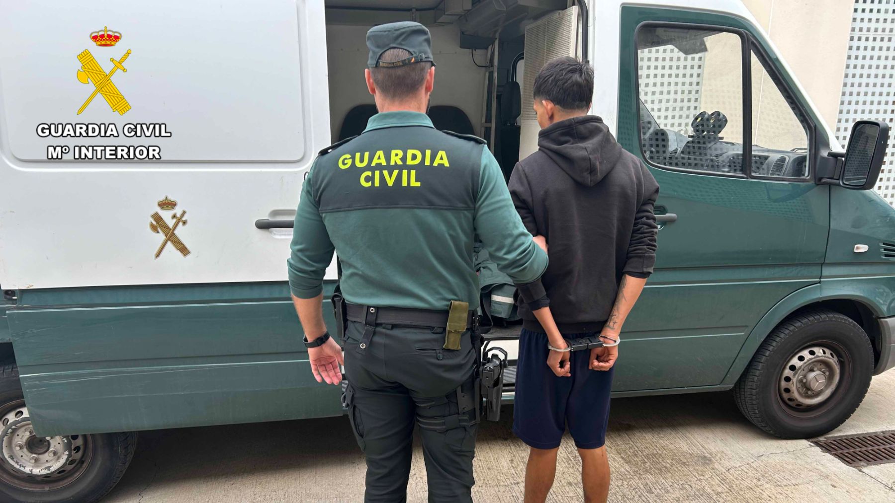 Uno de los detenidos, conducido por un agente de la Guardia Civil.