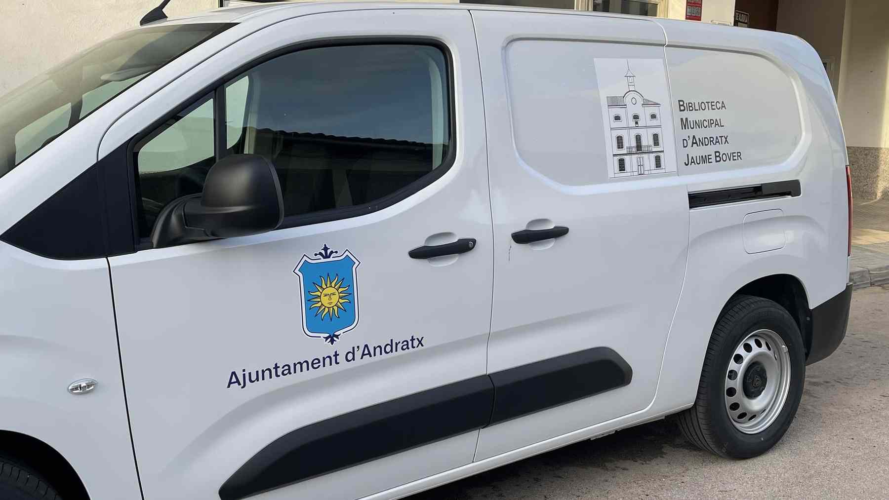 Furgoneta del servicio de Bibliomóvil del Ayuntamiento de Andratx.