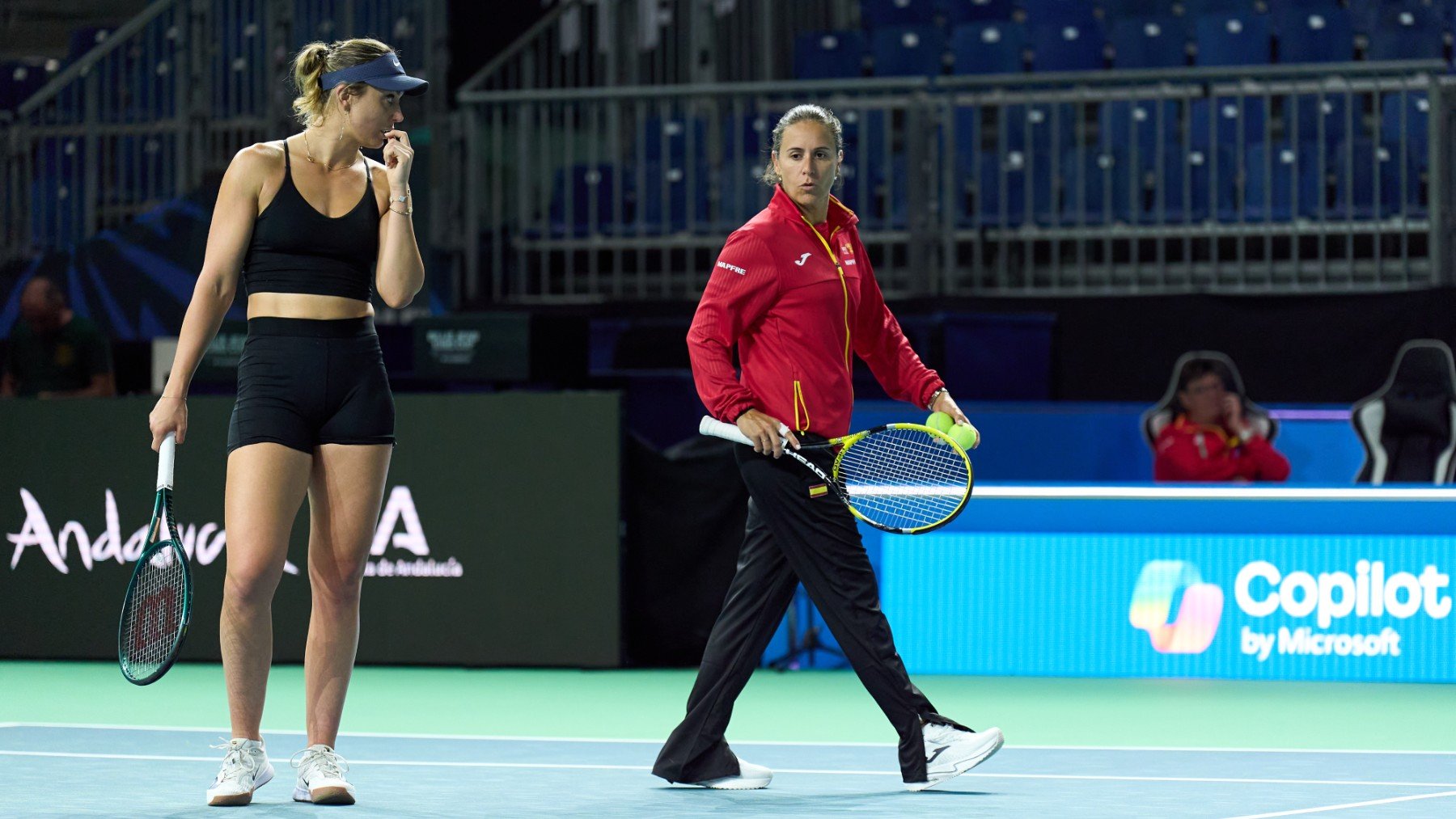 Badosa junto a Medina, durante un entrenamiento previo a la Billie Jean King Cup. (Getty)