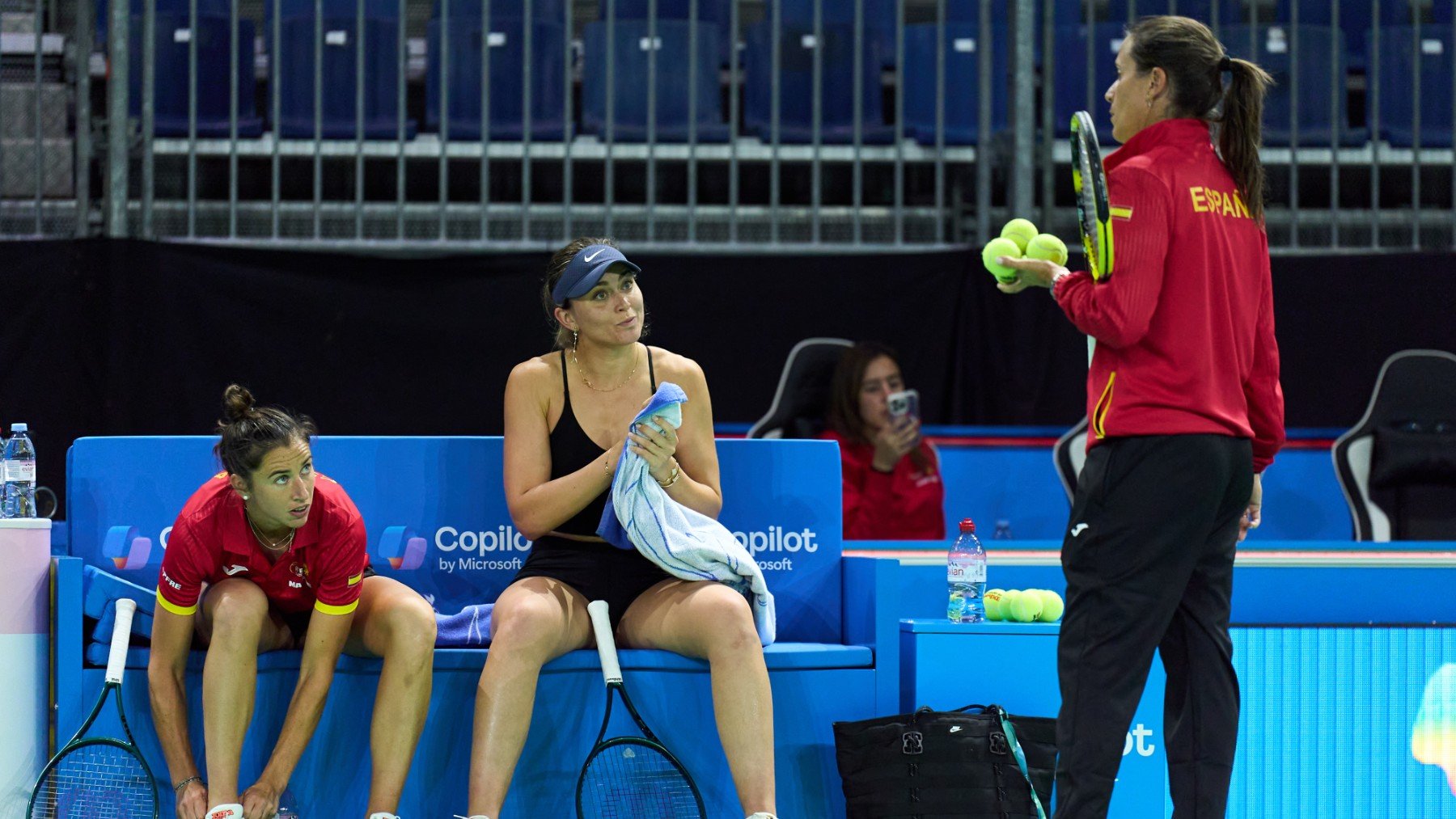 Badosa y Sorribes, junto a Medina durante un entrenamiento para la Bilie Jean King Cup. (Getty)