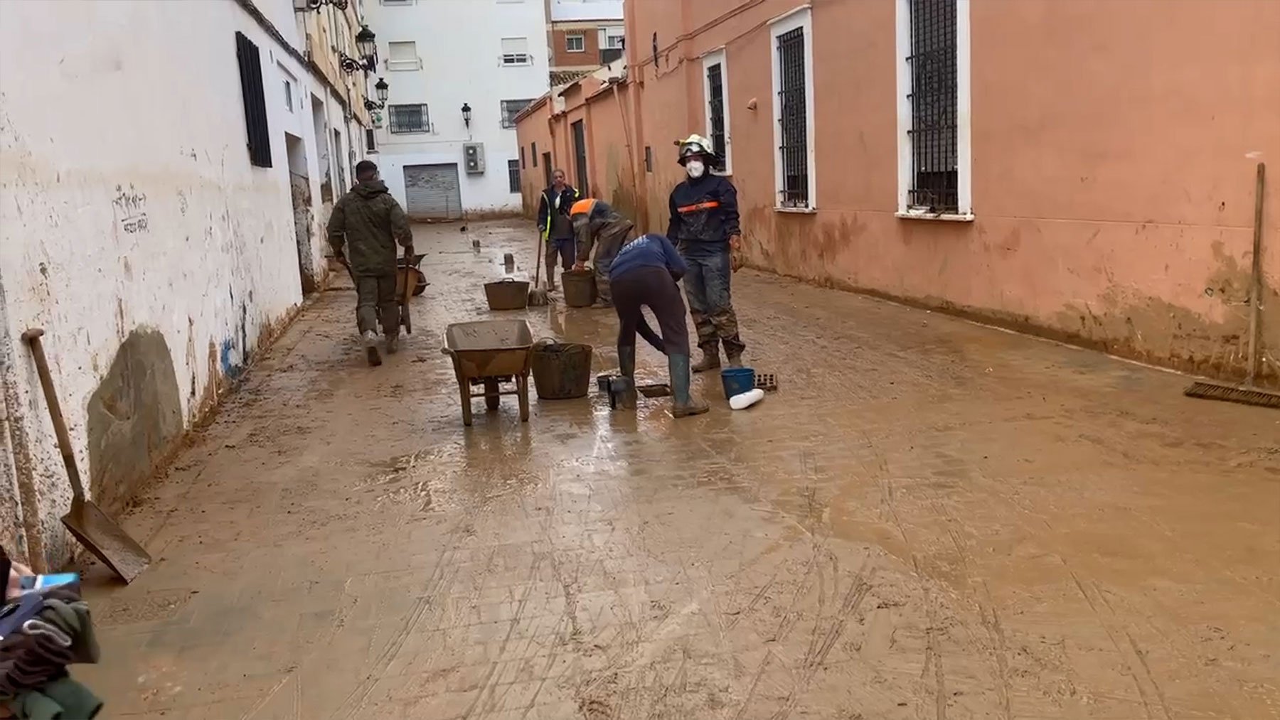 Bomberos en Paiporta.