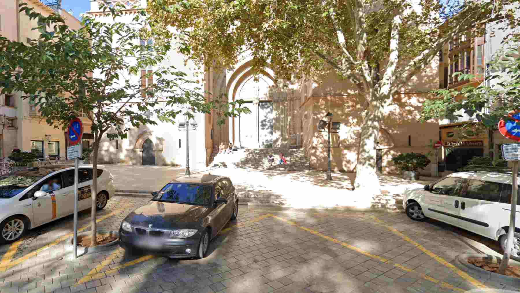 Coches estacionados en la plaza Santa Eulàlia de Palma.