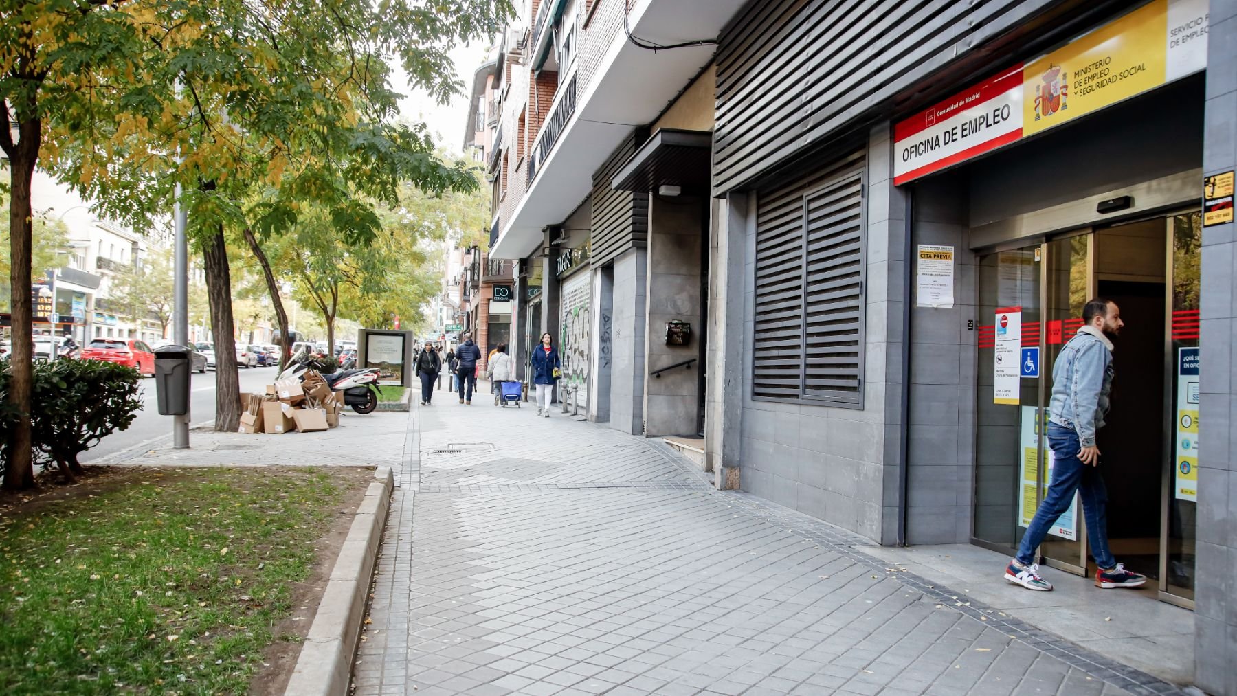 Una persona entra en una oficina de empleo. (EP)