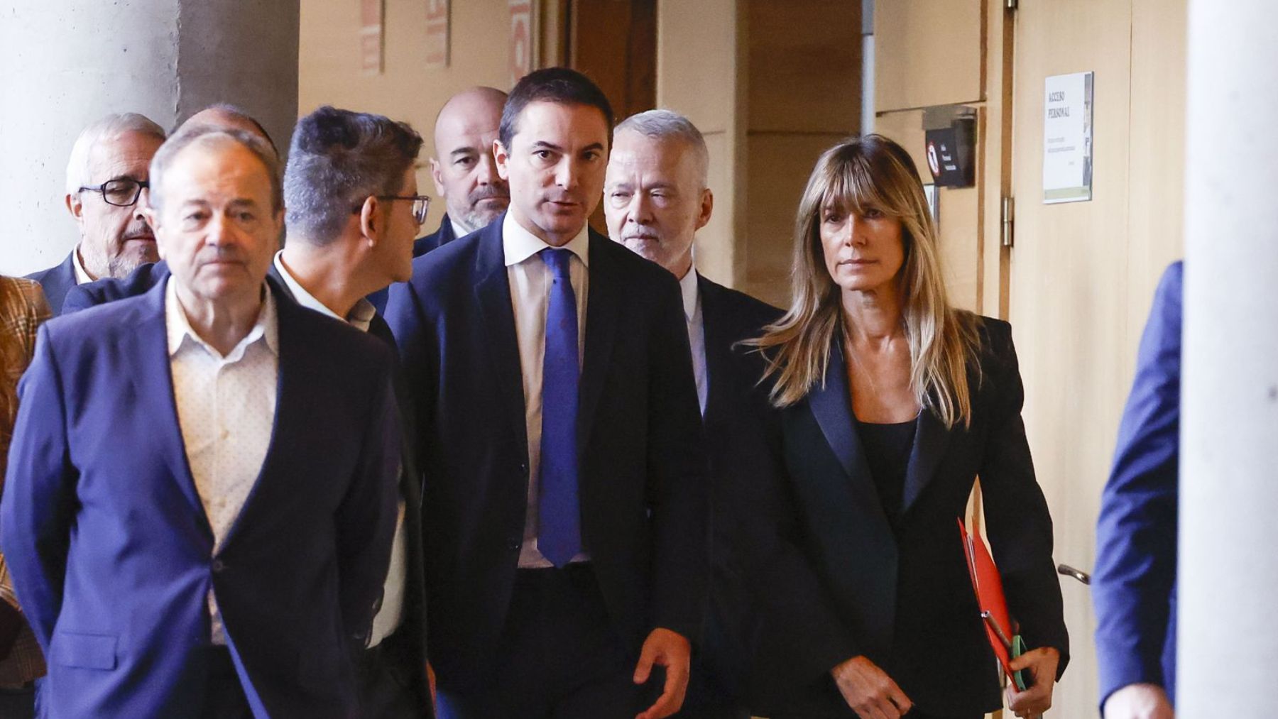 Begoña Gómez, escoltada por Juan Lobato y los diputados socialistas.