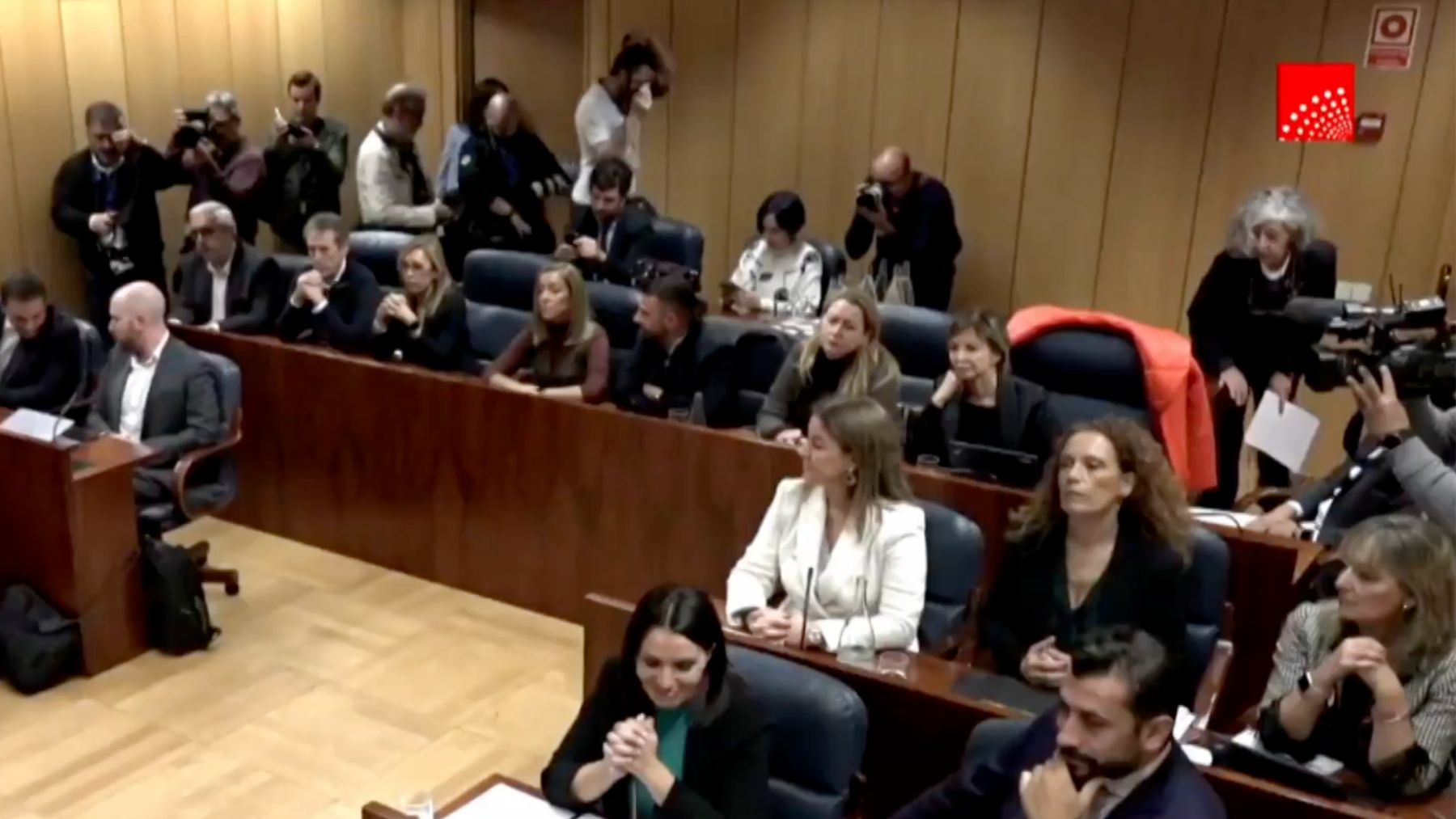 Periodistas fotografían a Begoña Gómez en la comisión de la Asamblea.