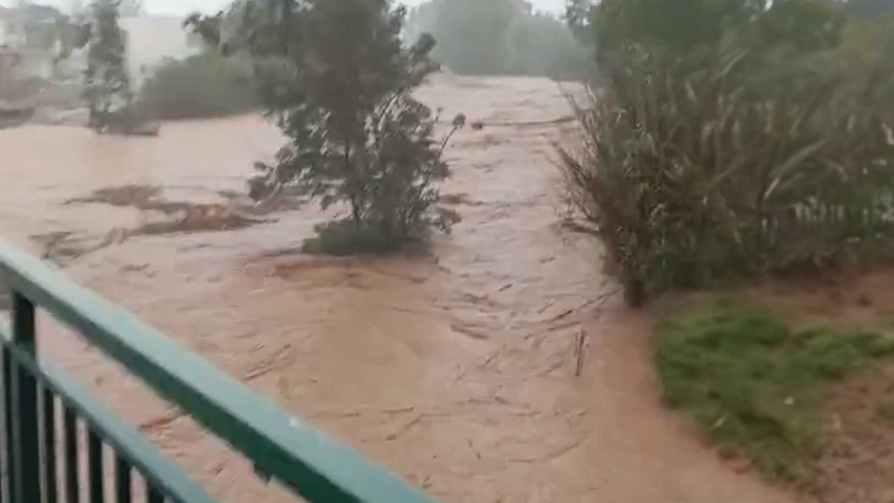 Imágenes del río desbordado.