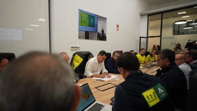 Juanma Moreno coordina las medidas para hacer frente a la DANA desde Málaga.