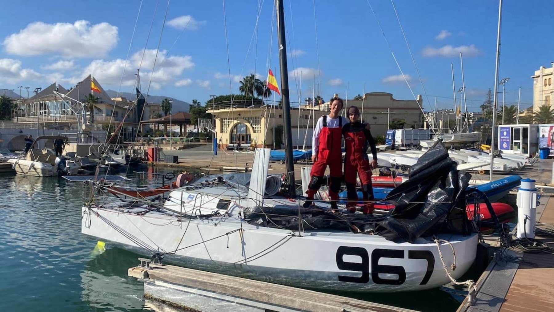 Mateo Le Calvic y Arthur Meurose, ganadores de la primera etapa, a su llegada a Melilla.