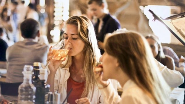 Mujeres comiendo