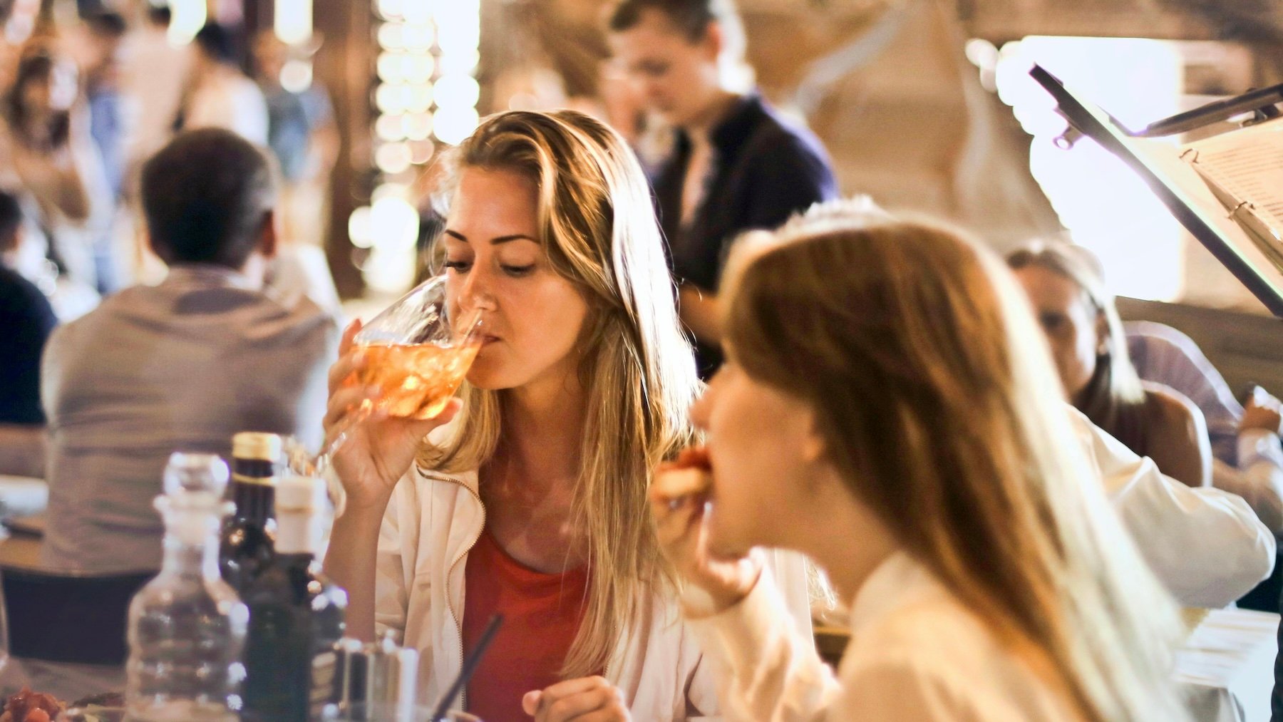 Mujeres comiendo. Foto: Pexels.