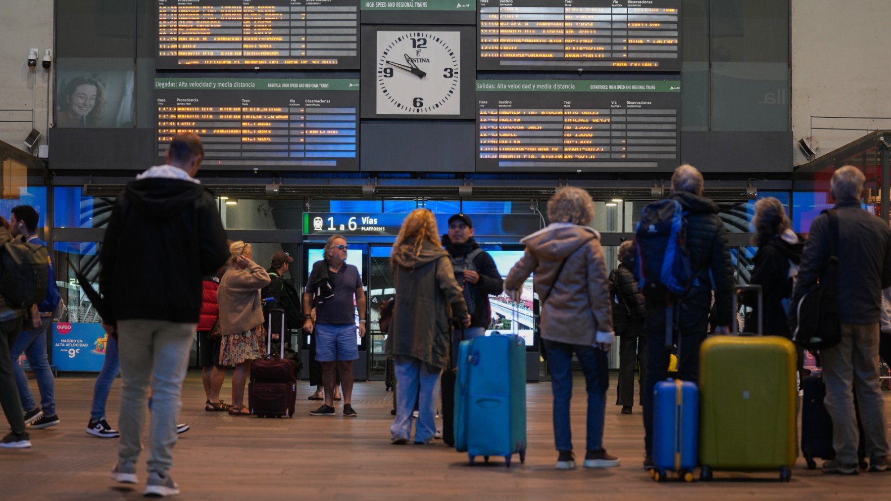 Pasajeros de la Estación de tren de Santa Justa. (EP)