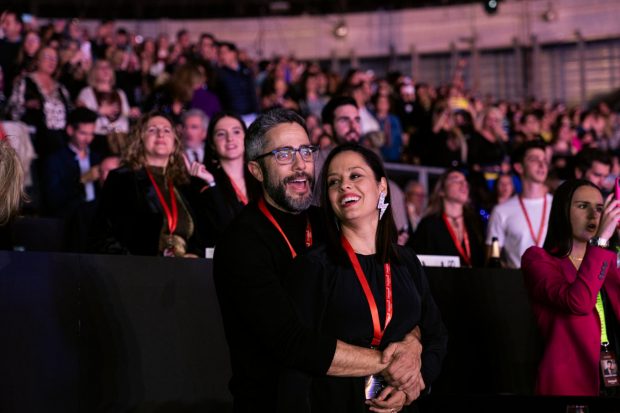 Roberto Leal con su mujer, Sara Rubio, en unn concierto