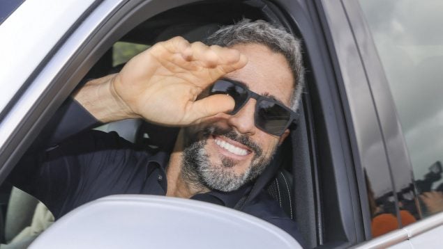 Roberto Leal en la boda de Ana Guerra con gafas de sol