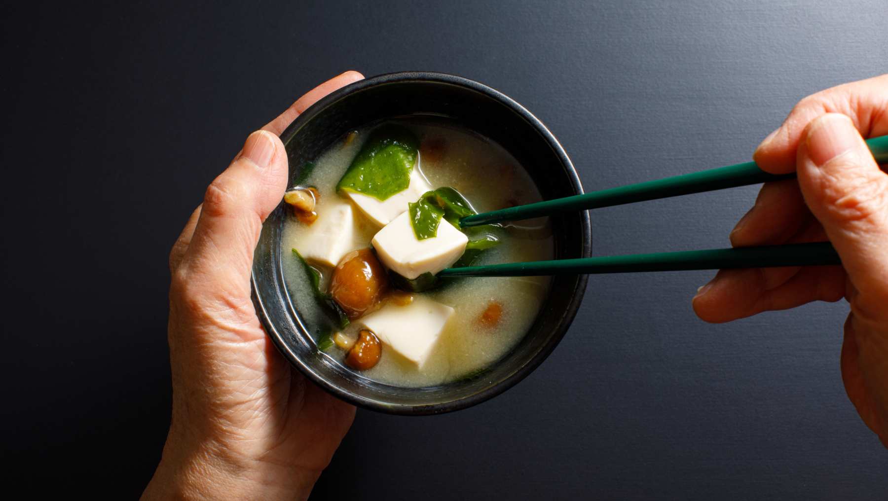 Sopa de miso con tofu.