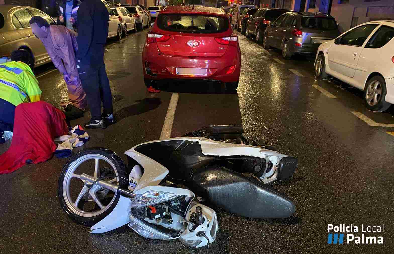 Accidente entre una moto y un coche en la calle Tomàs Rul·lan de Palma.