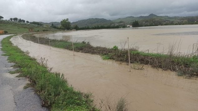 Seis vecinos atrapados en un tejado y varios niños rescatados de un colegio por inundaciones en Jimena