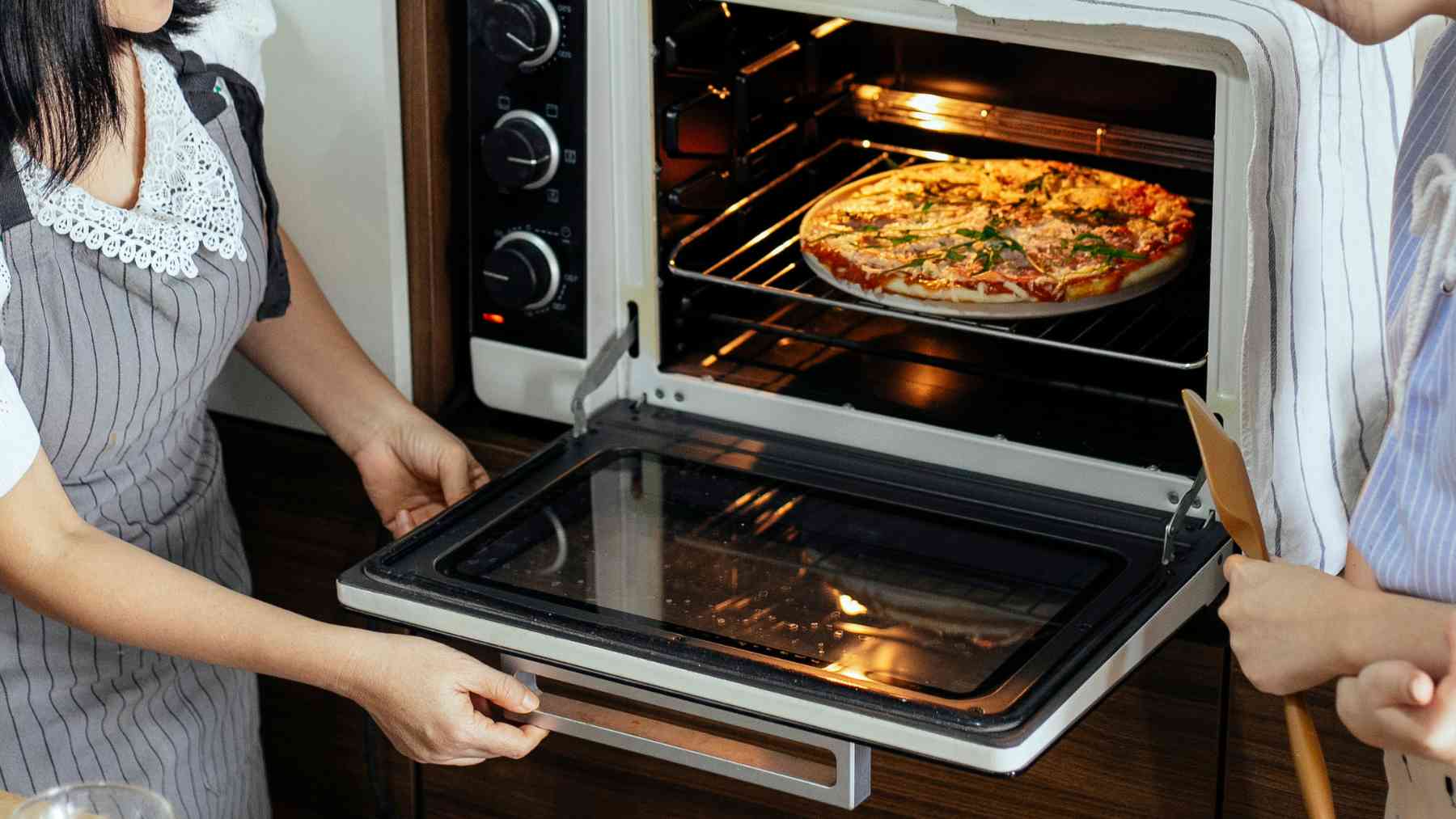 Cocinando una pizza en el horno.