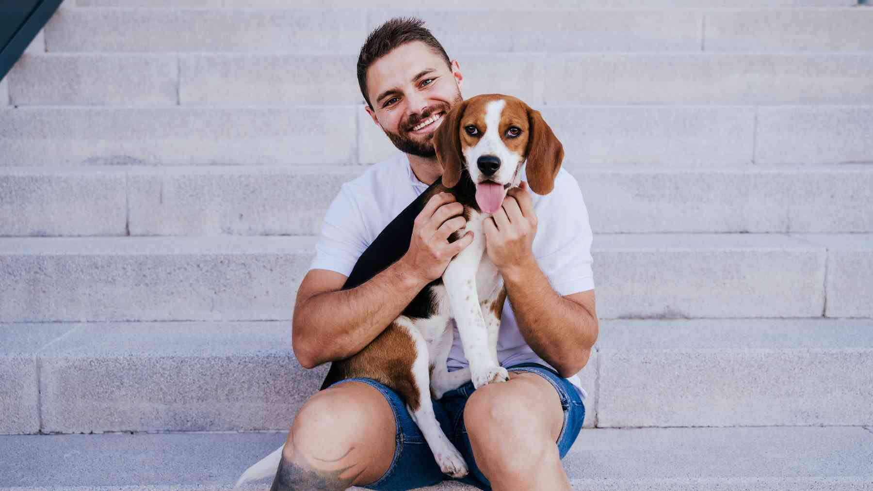 Un joven con su perro.