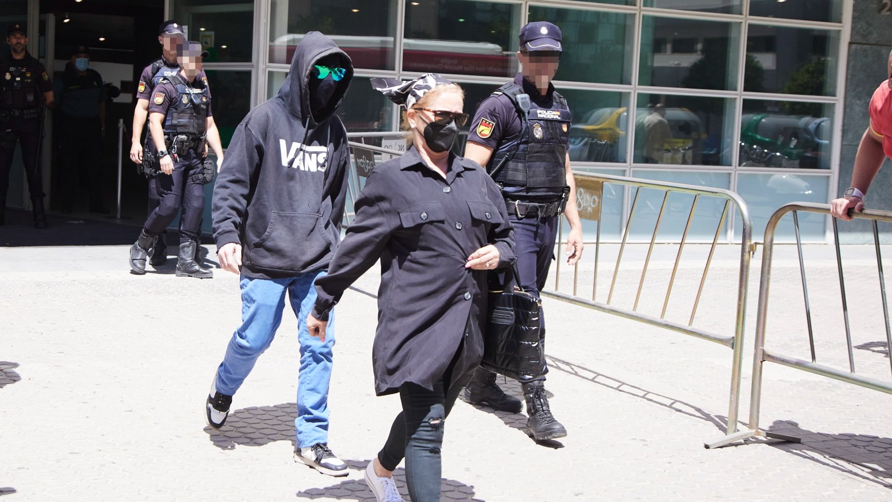 El Cuco y su madre, Rosalía García, saliendo de los juzgados. (Foto: EP)