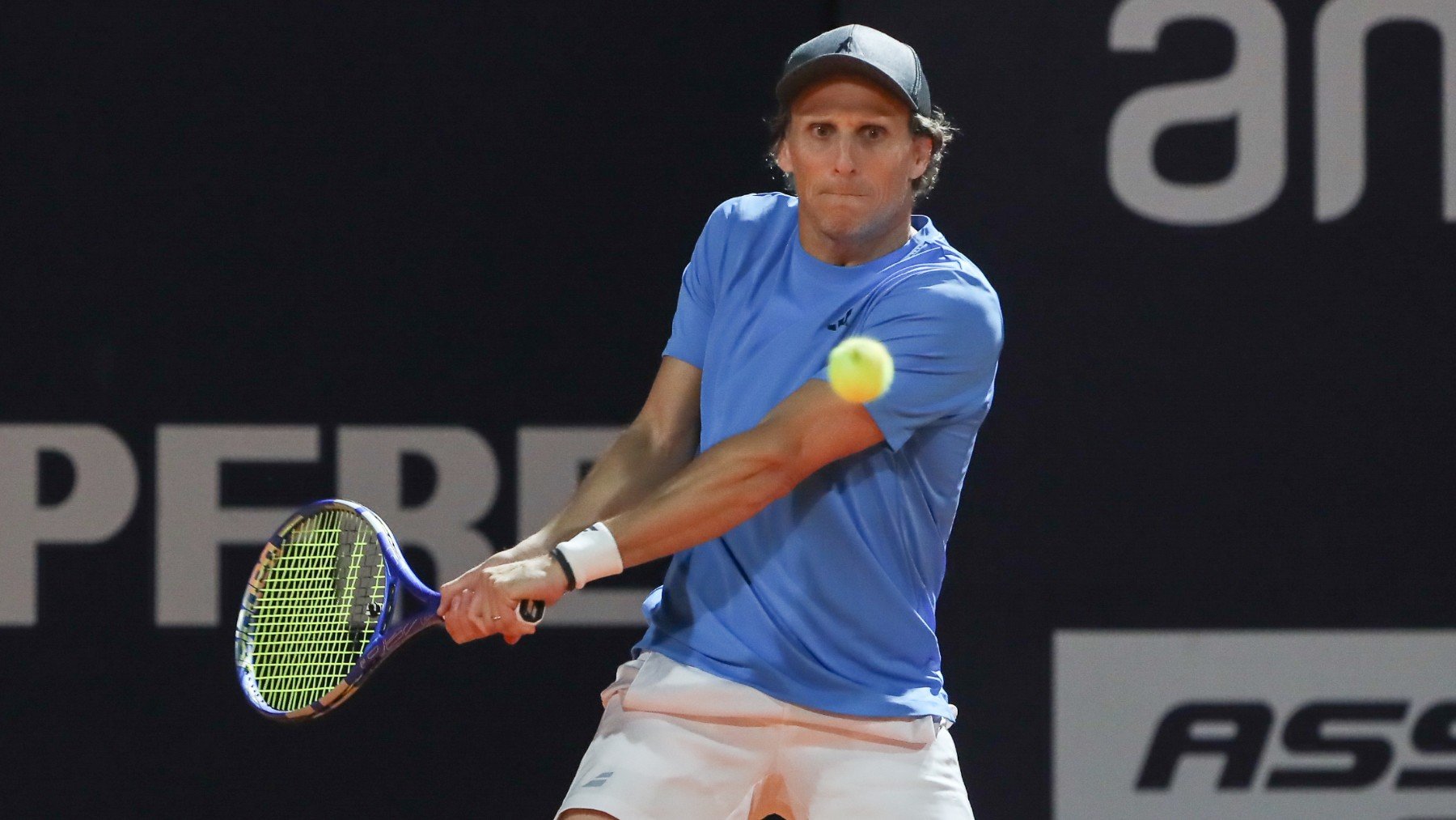 Forlán, durante su debut en el tenis profesional. (EFE)