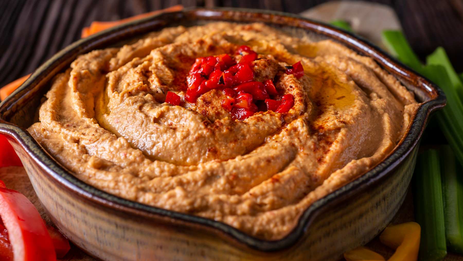 Hummus de pimientos asados.