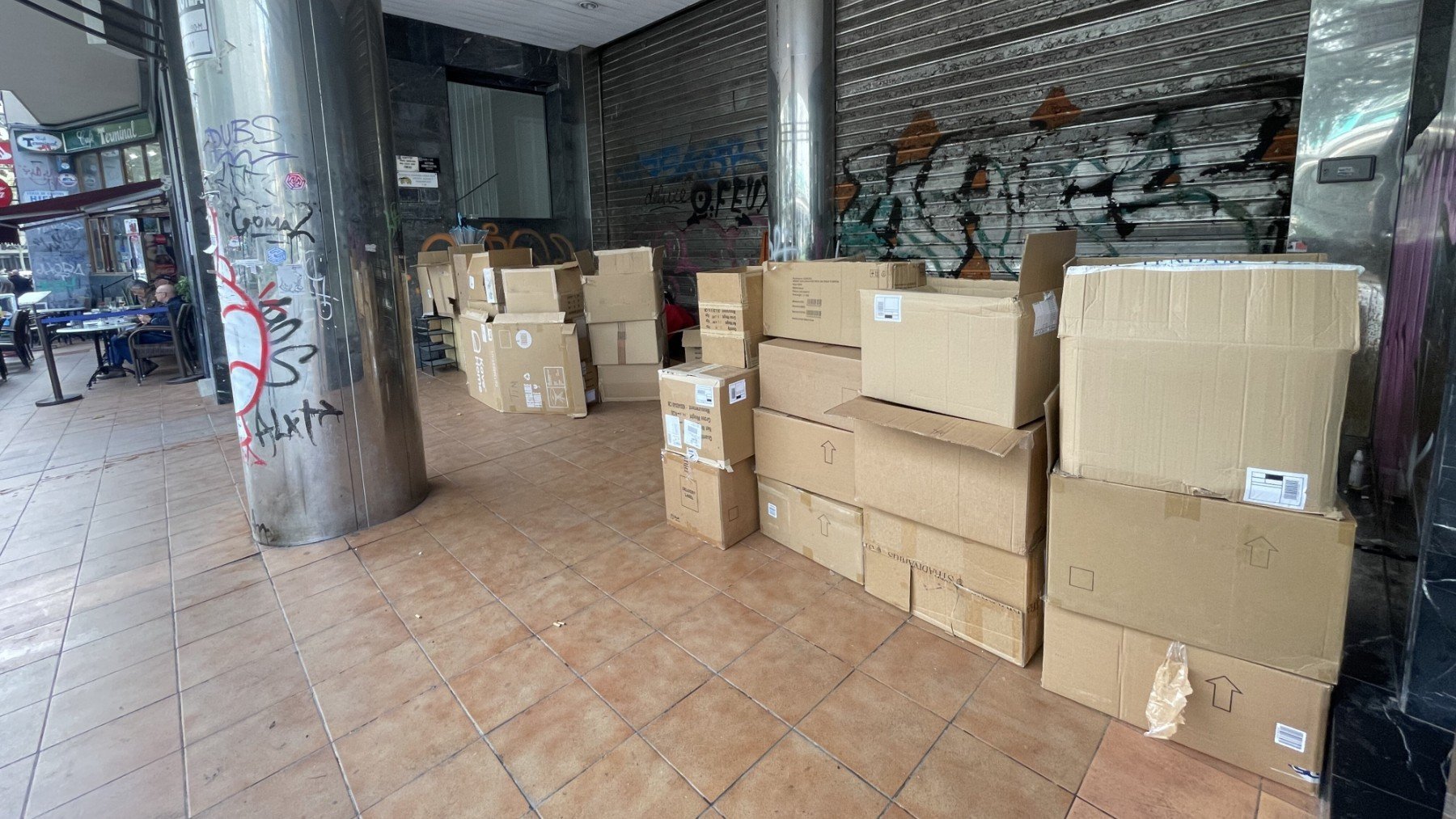 Cajas amontonadas en pleno centro de Palma.