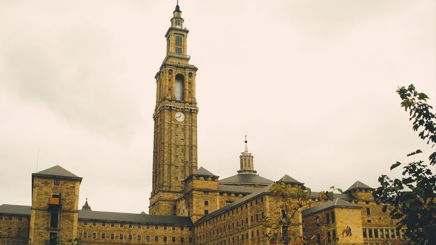 Laboral Ciudad de la Cultura. Foto: Zarateman en Wikimedia Commons..