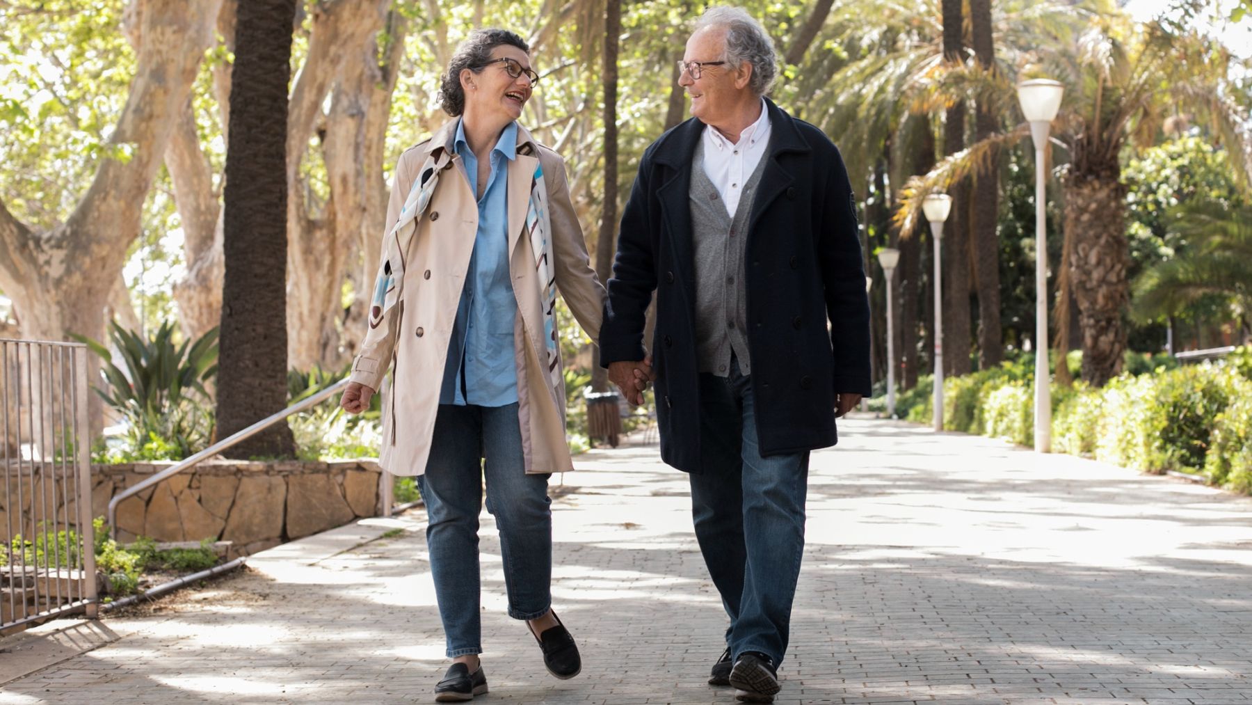 Una pareja caminando. Foto: Freepik