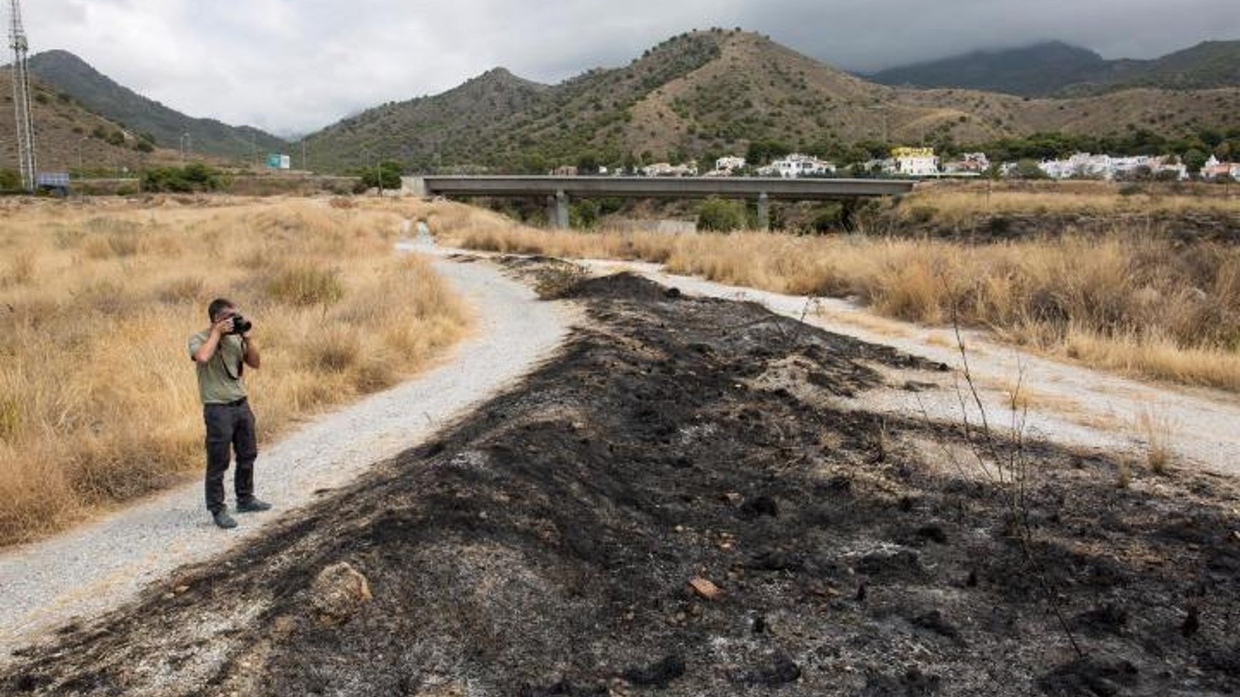 Paraje quemado donde se encontró el cadáver de la víctima. (Foto: Efe)