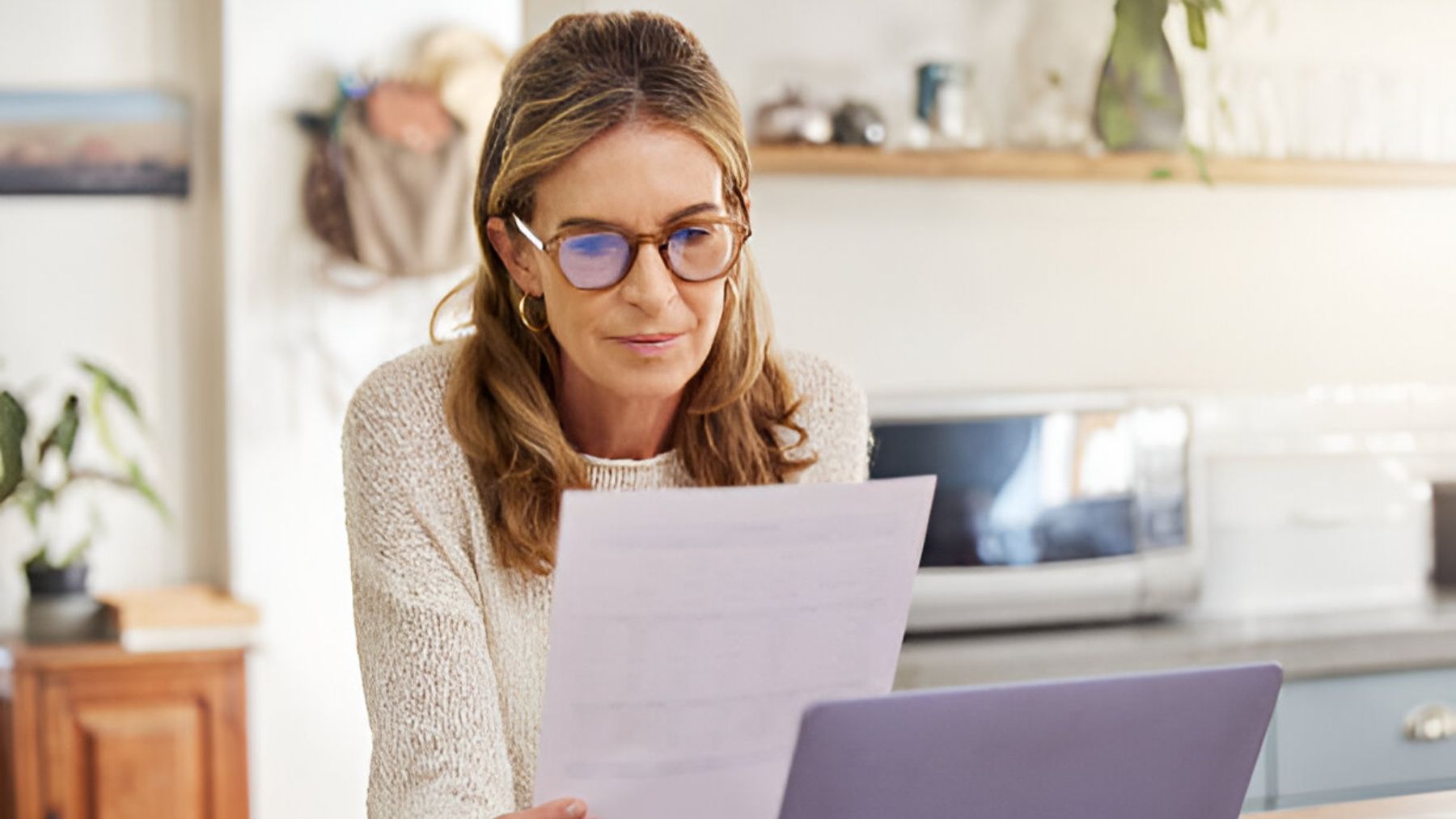 Mujer leyendo un documento.