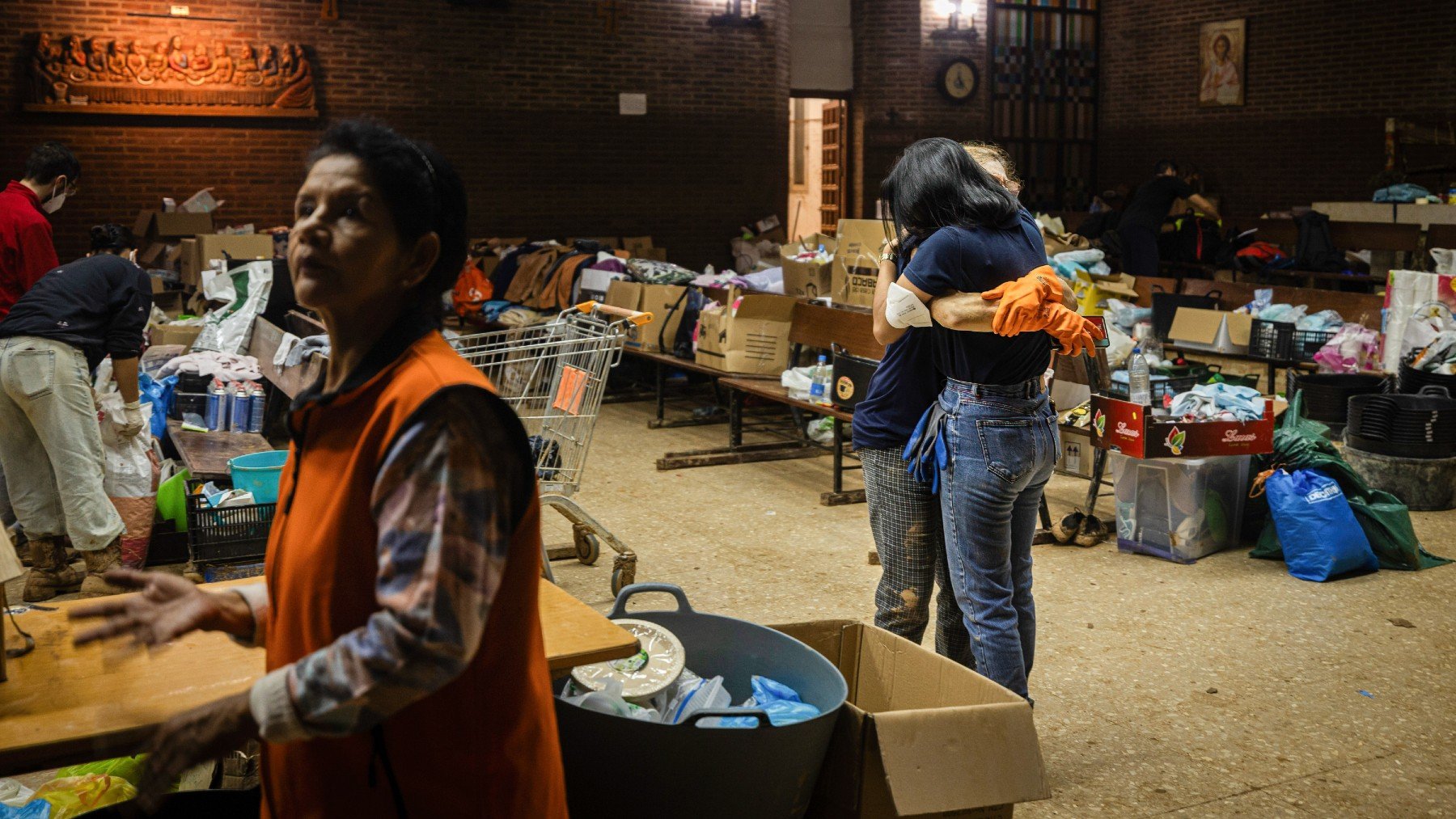 Dos personas se abrazan durante la distribución de recursos a la población afectada por la DANA en Valencia.© Axel Miranda / SOPA Images