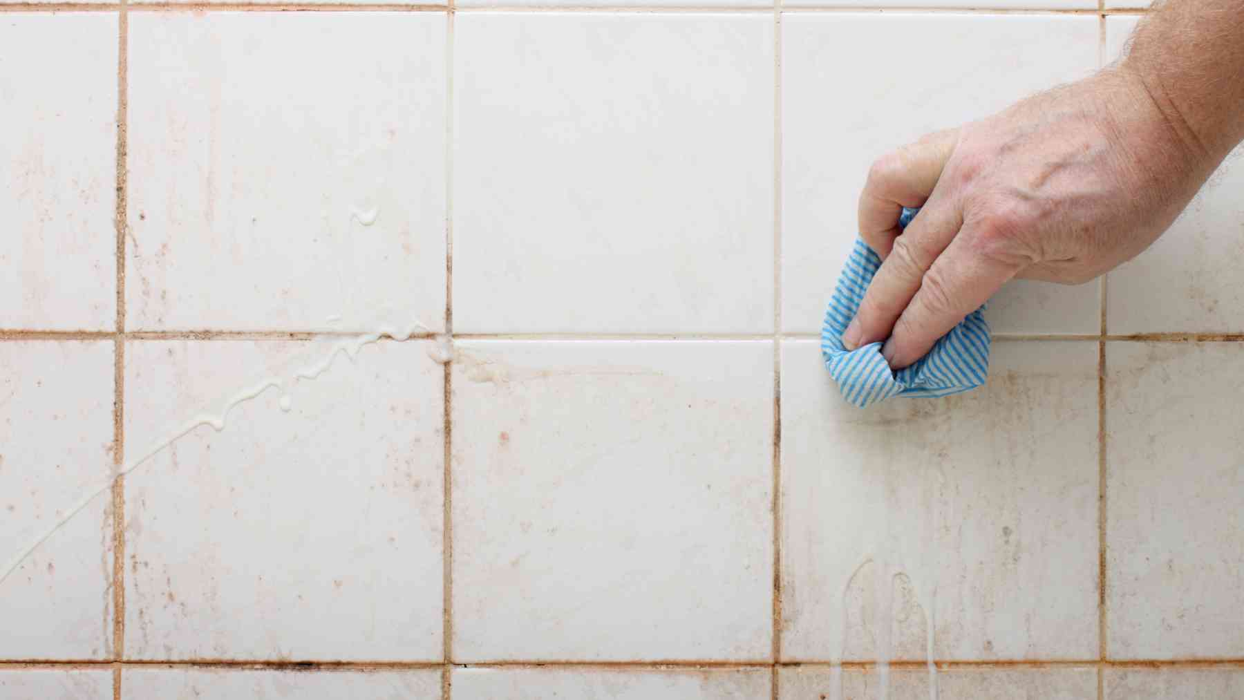 Limpiando las juntas de la ducha.