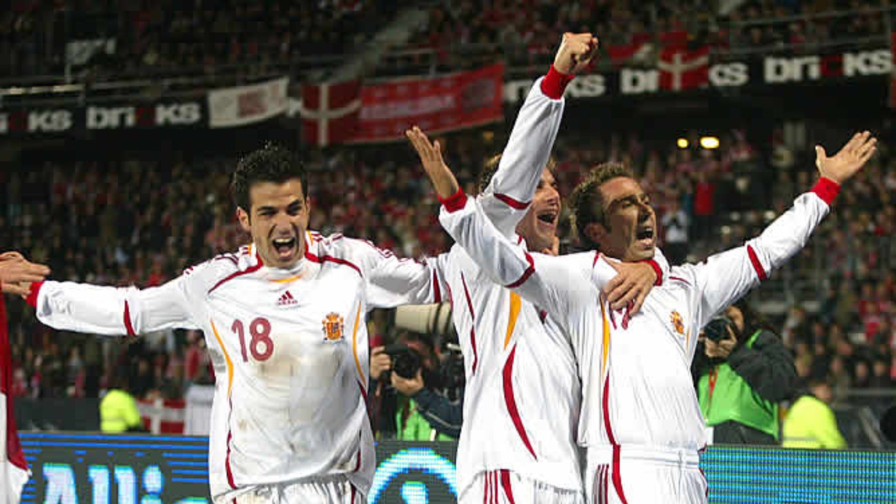 Los jugadores de España celebran el gol de Tamudo ante Dinamarca.(EFE)