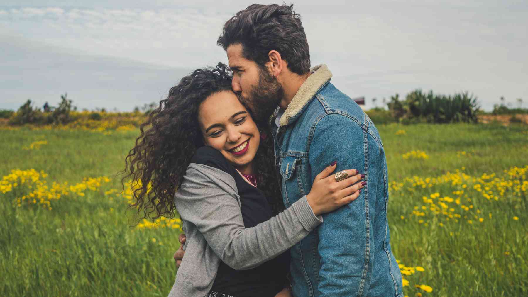 Una pareja en el campo.