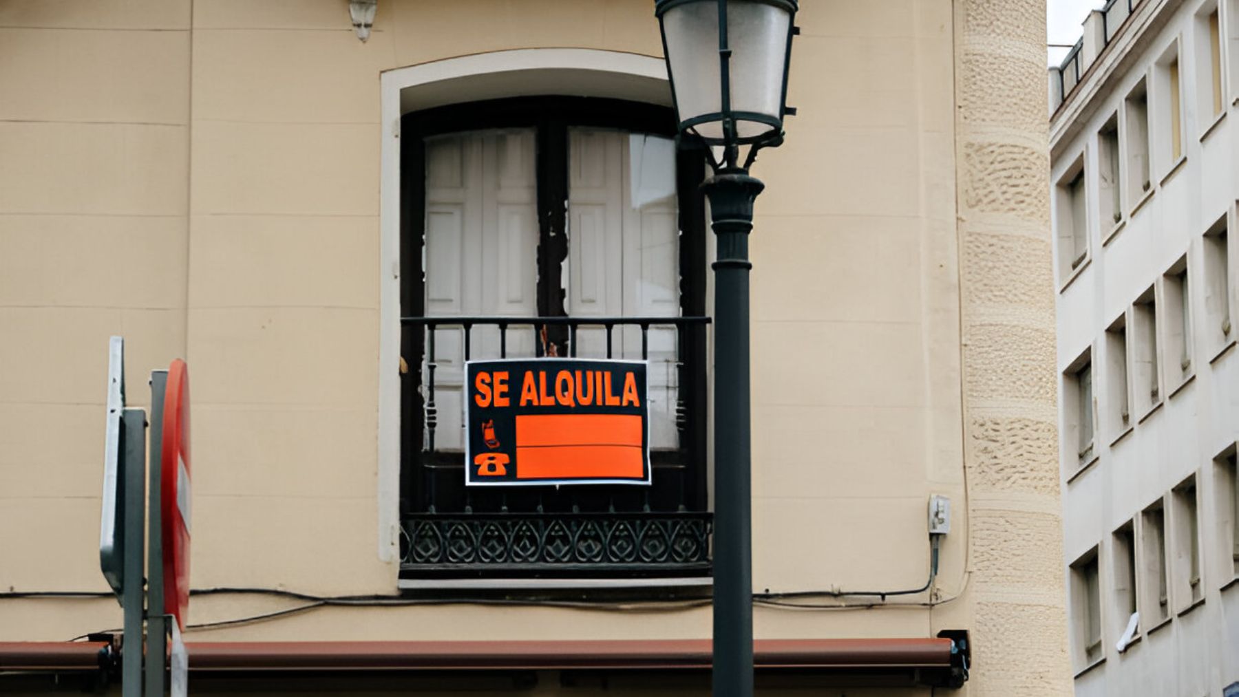 Piso con cartel de «Se Alquila».