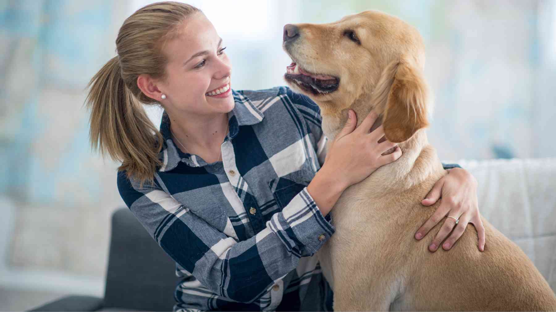 Una joven con su perro.