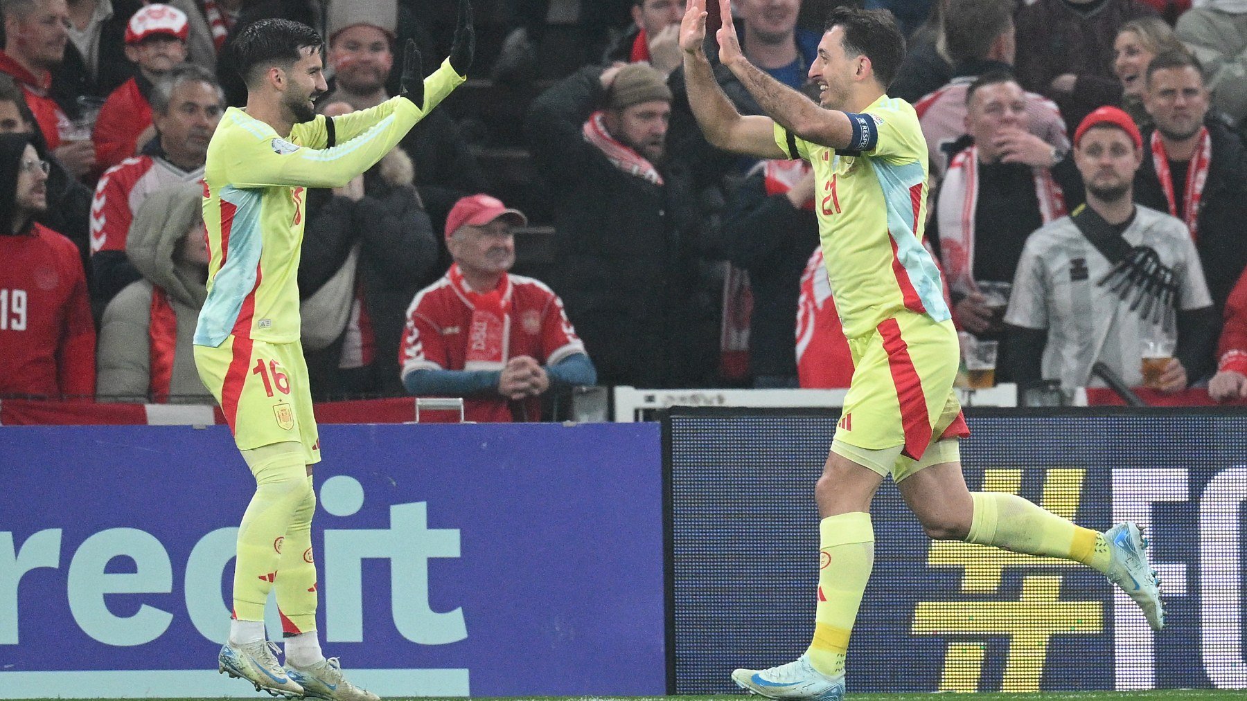 Oyarzabal celebra su gol junto a Álex Baena. (Getty)