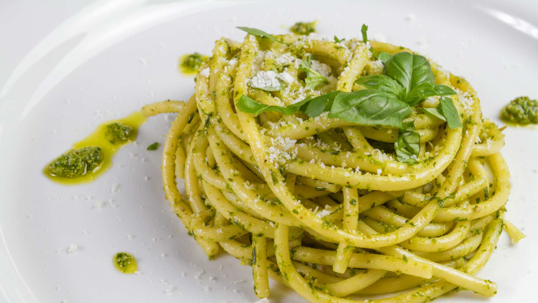 Pasta cremosa con nueces y albahaca.