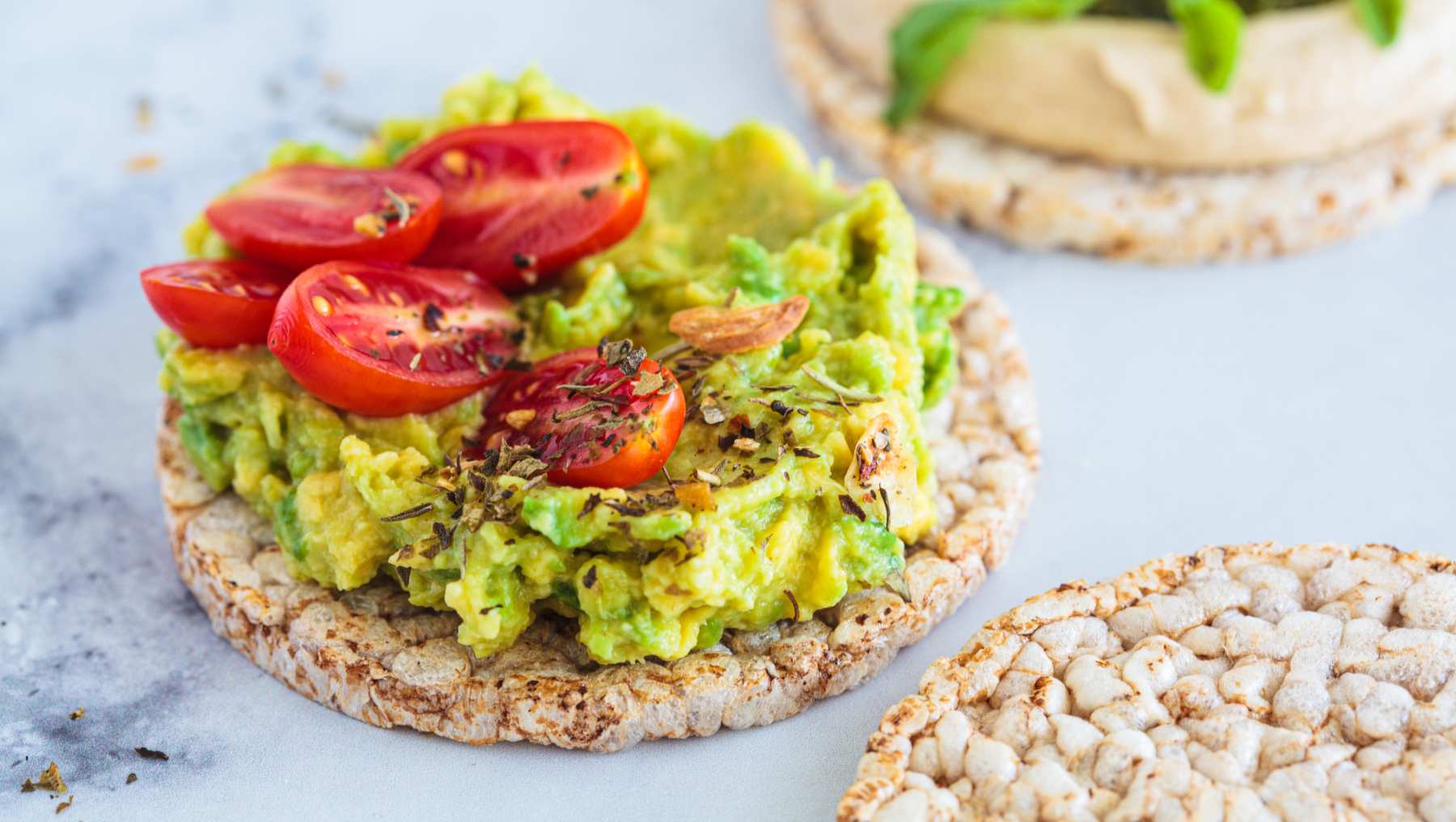 Sándwich de aguacate y hummus picante.