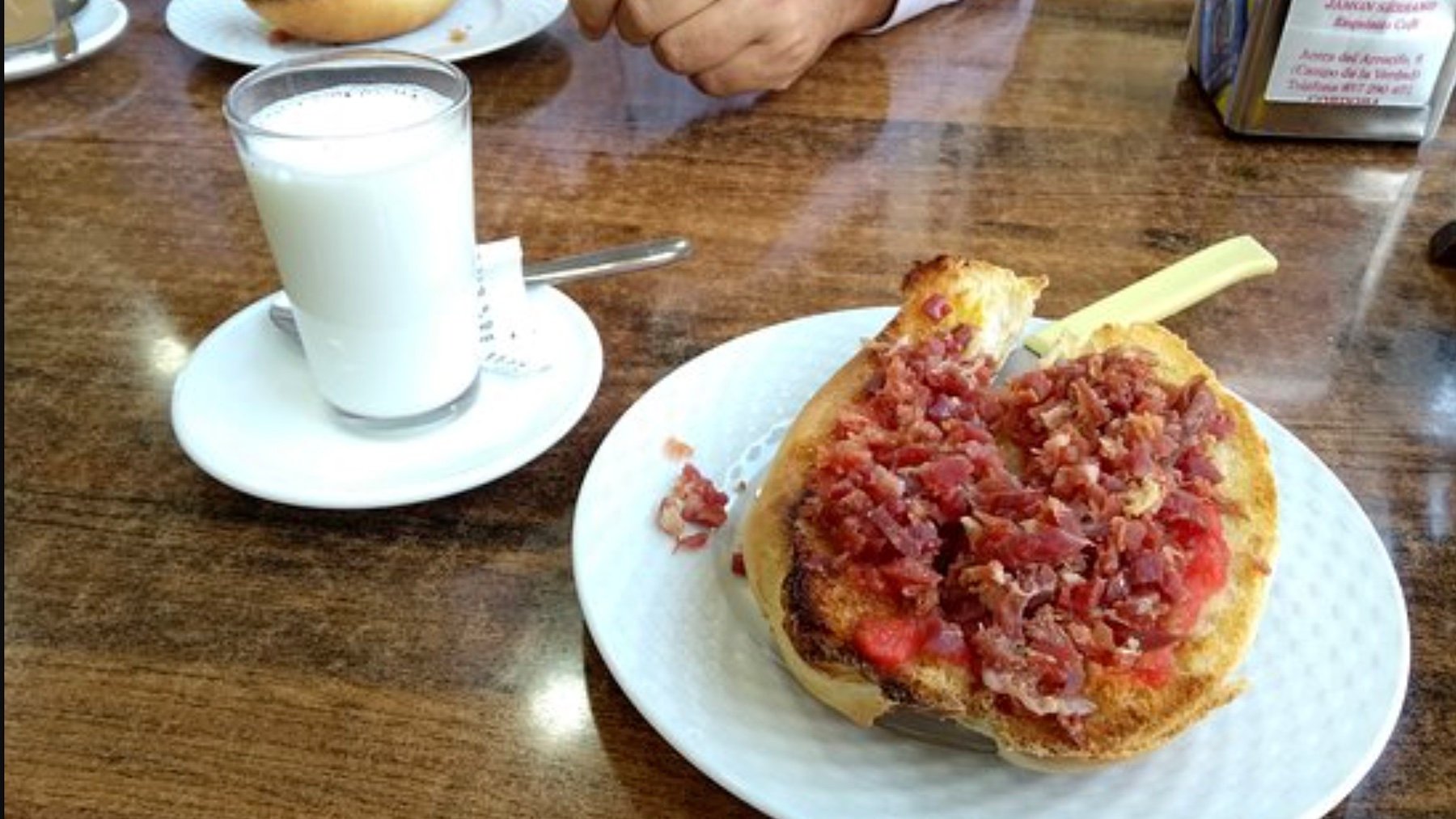 Tostadas con pizquitos de jamón en Córdoba. Foto: TripAdvisor.